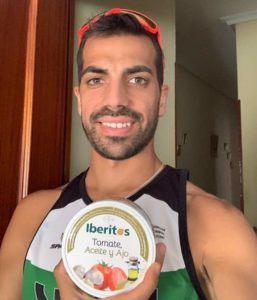 Iván Pajuelo, el atleta Campeón de España, desayuna aceite Iberitos